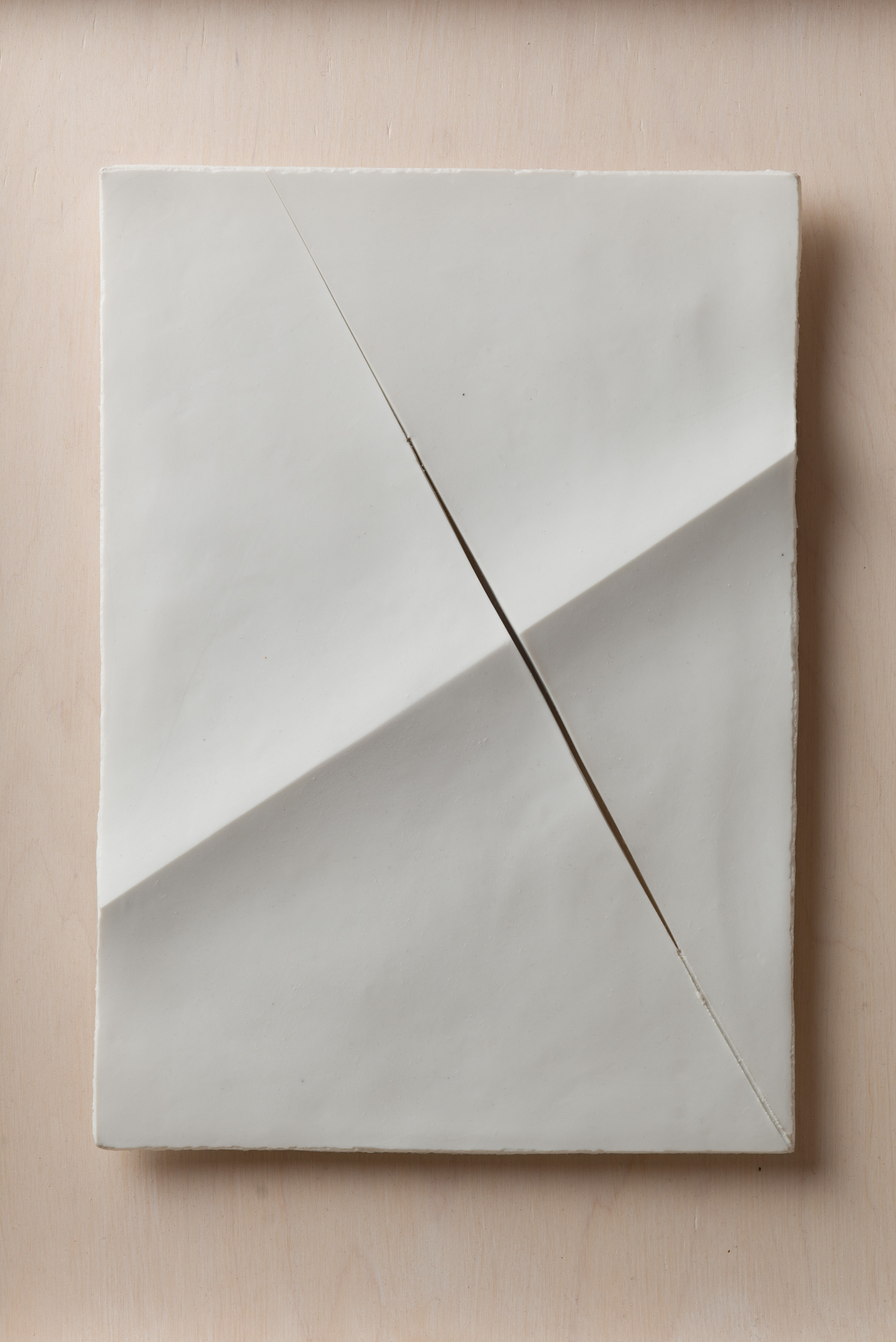 NÉMA Júlia: A4 I/III (2019) papírporcelán / paperporcelain 18,5 x 26 cm (31,6 x 38,6 x 3,5 cm) fotó: Czigány Ákos