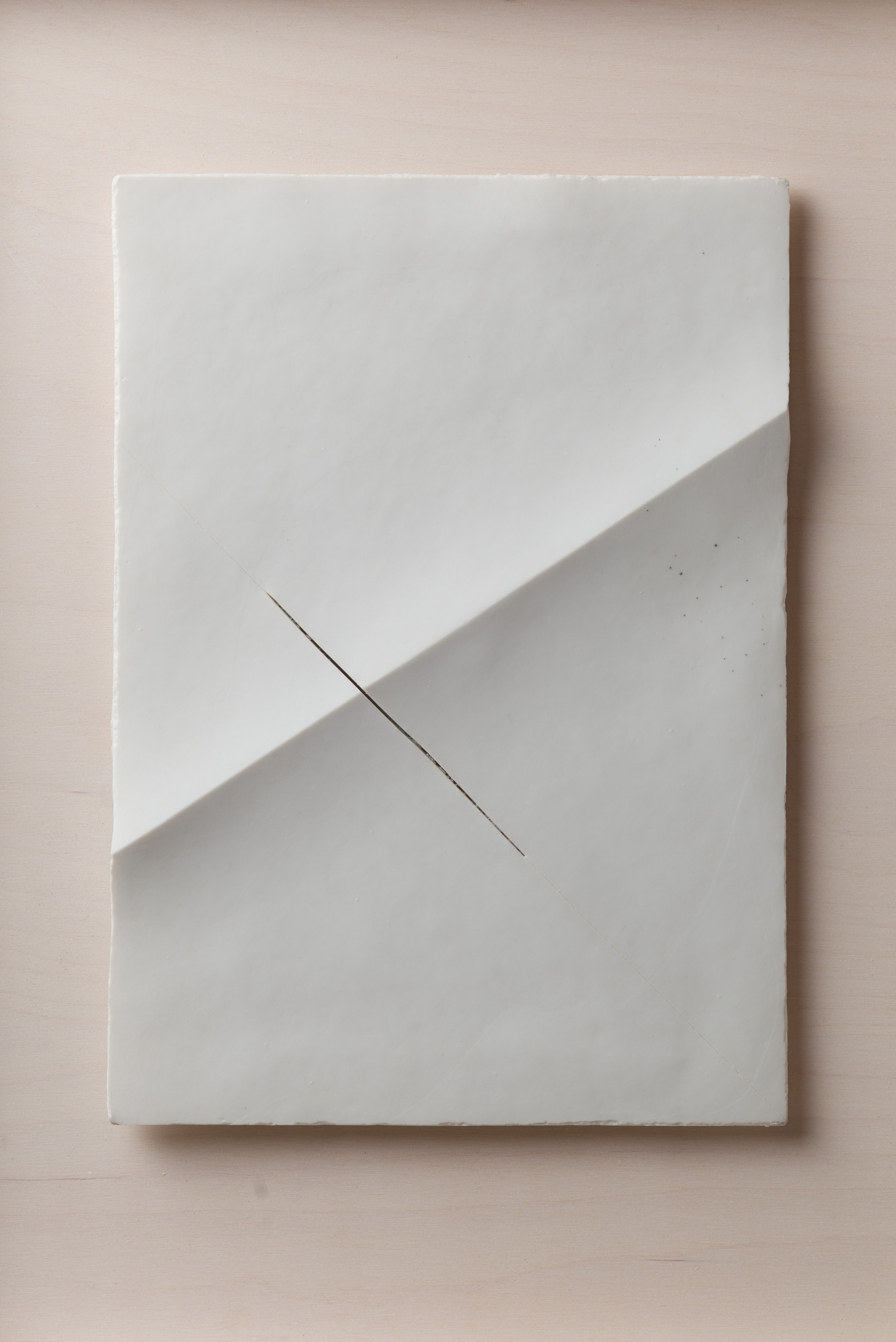 NÉMA Júlia: A4 I/II (2019) papírporcelán / paperporcelain 18 x 26 cm (31,6 x 38,6 x 3,5 cm) fotó: Czigány Ákos