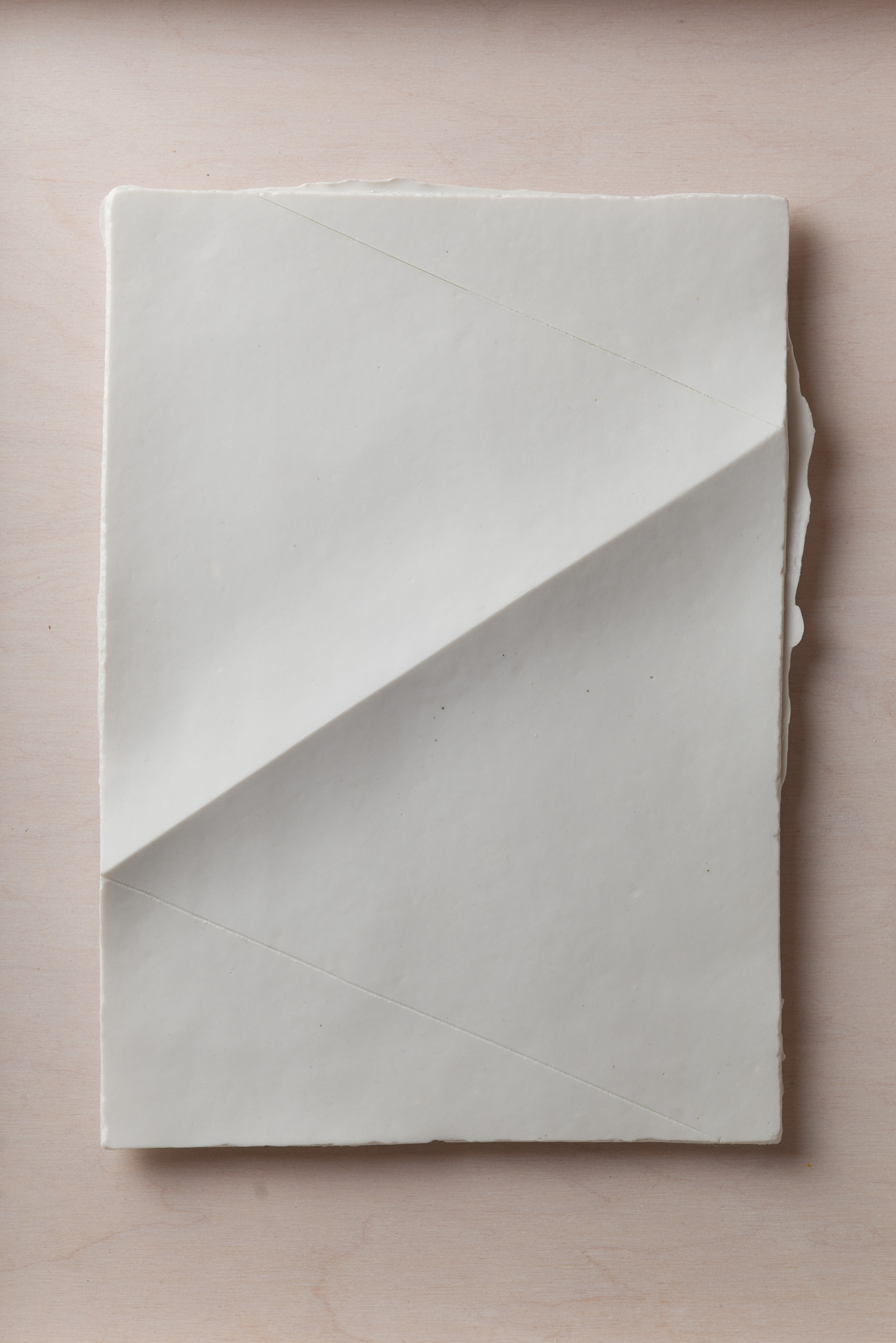 NÉMA Júlia: A4 I/I (2019) papírporcelán / paperporcelain 18 x 26 cm (31,6 x 38,6 x 3,5 cm) fotó: Czigány Ákos