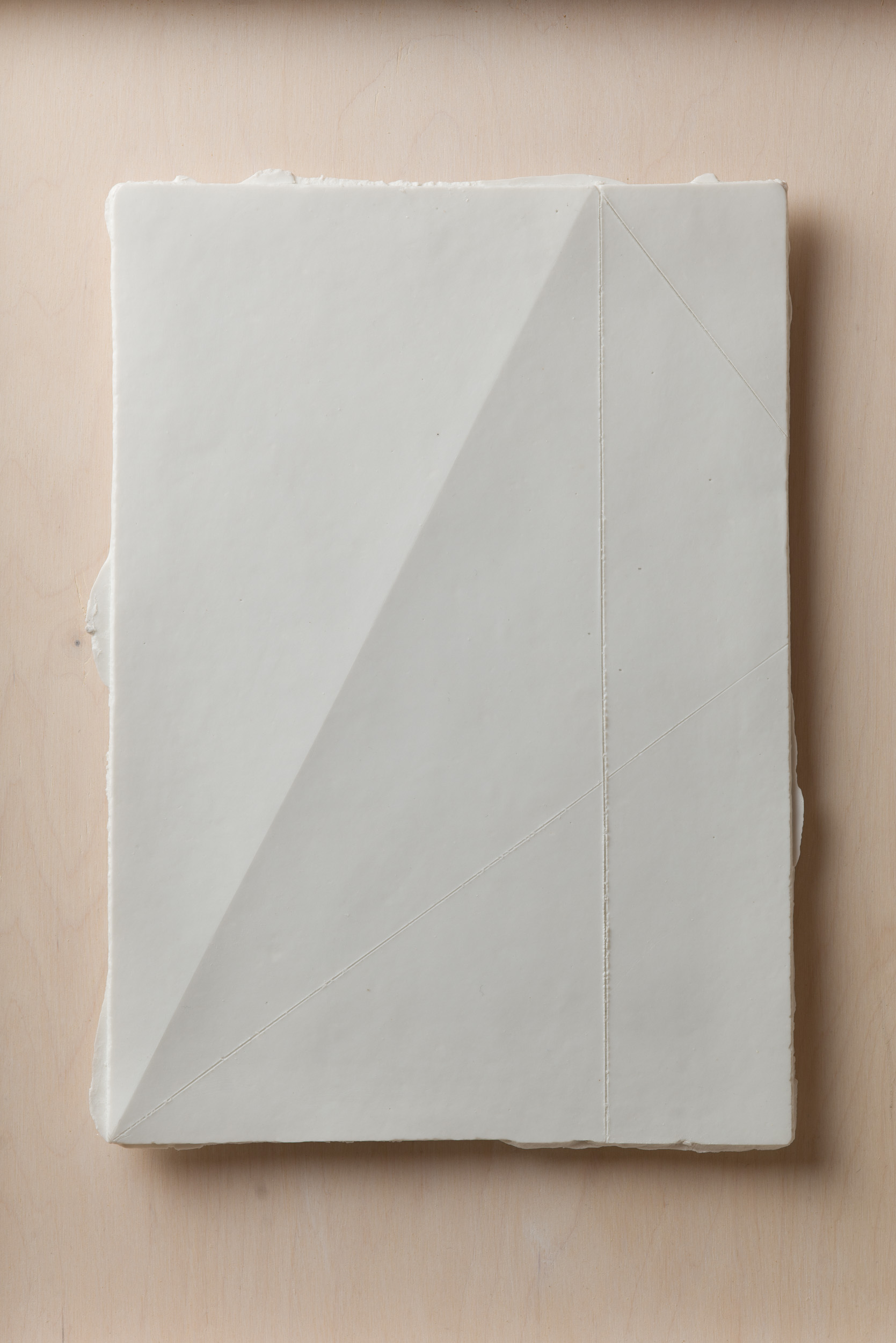 NÉMA Júlia: A4 II/III (2019) papírporcelán / paperporcelain 18,5 x 26 cm (31,6 x 38,6 x 3,5 cm) fotó: Czigány Ákos