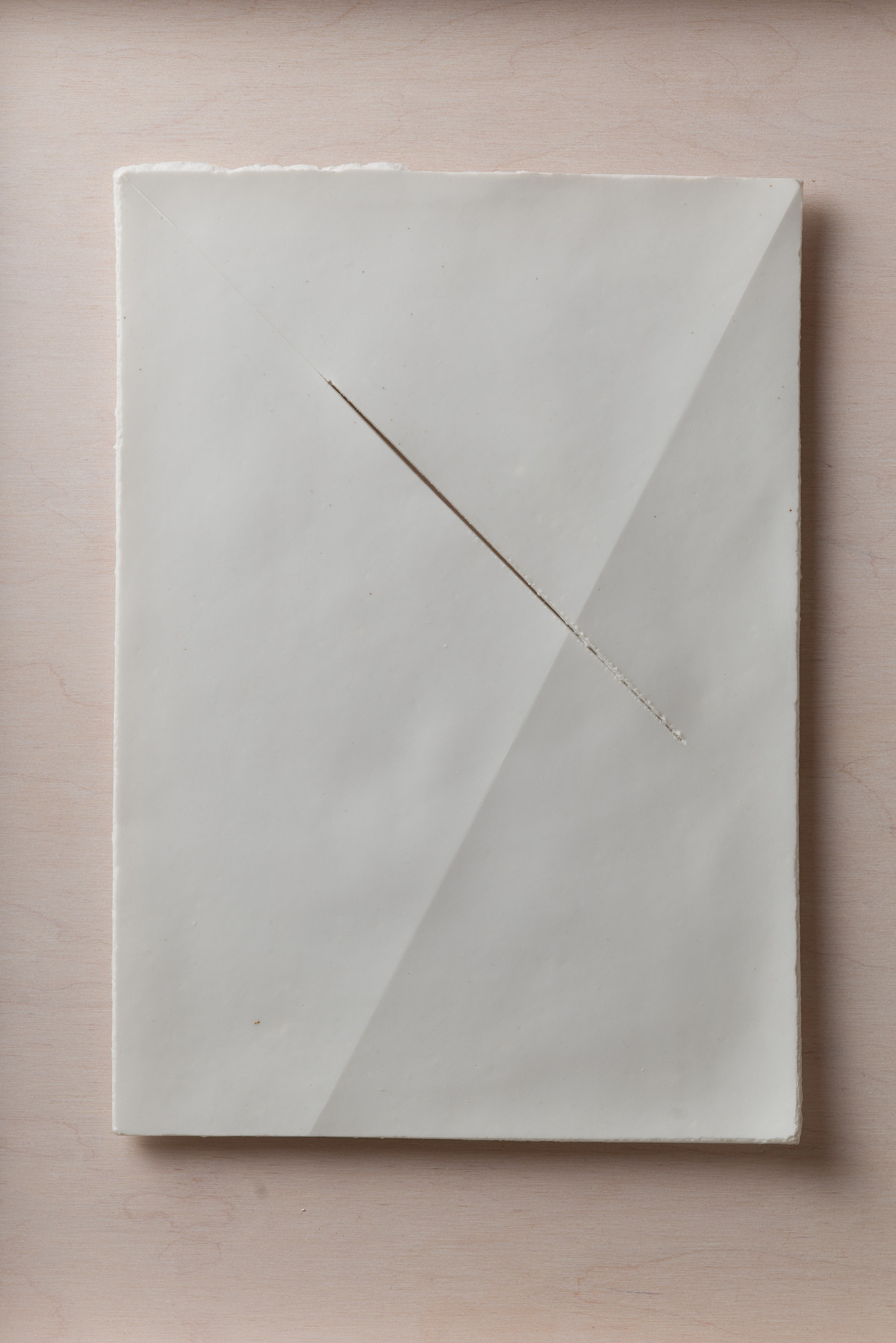 NÉMA Júlia: A4 II/II (2019) papírporcelán / paperporcelain 18,5 x 26 cm (31,6 x 38,6 x 3,5 cm) fotó: Czigány Ákos