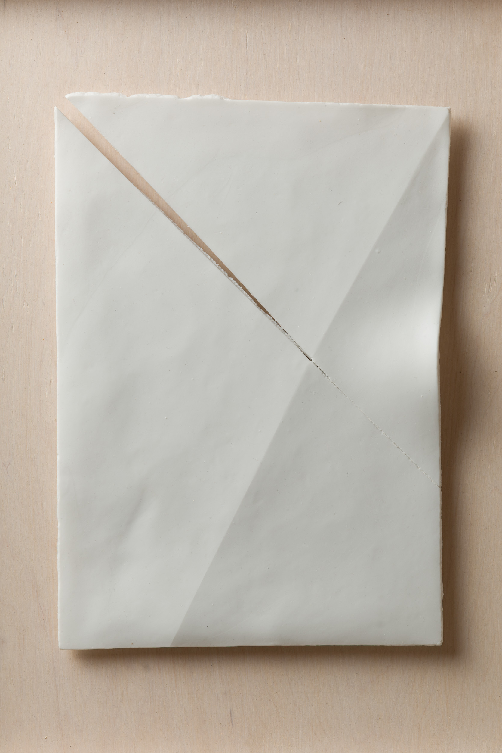 NÉMA Júlia: A4 II/IV (2019) papírporcelán / paperporcelain 18 x 26 cm (31,6 x 38,6 x 3,5 cm) fotó: Czigány Ákos