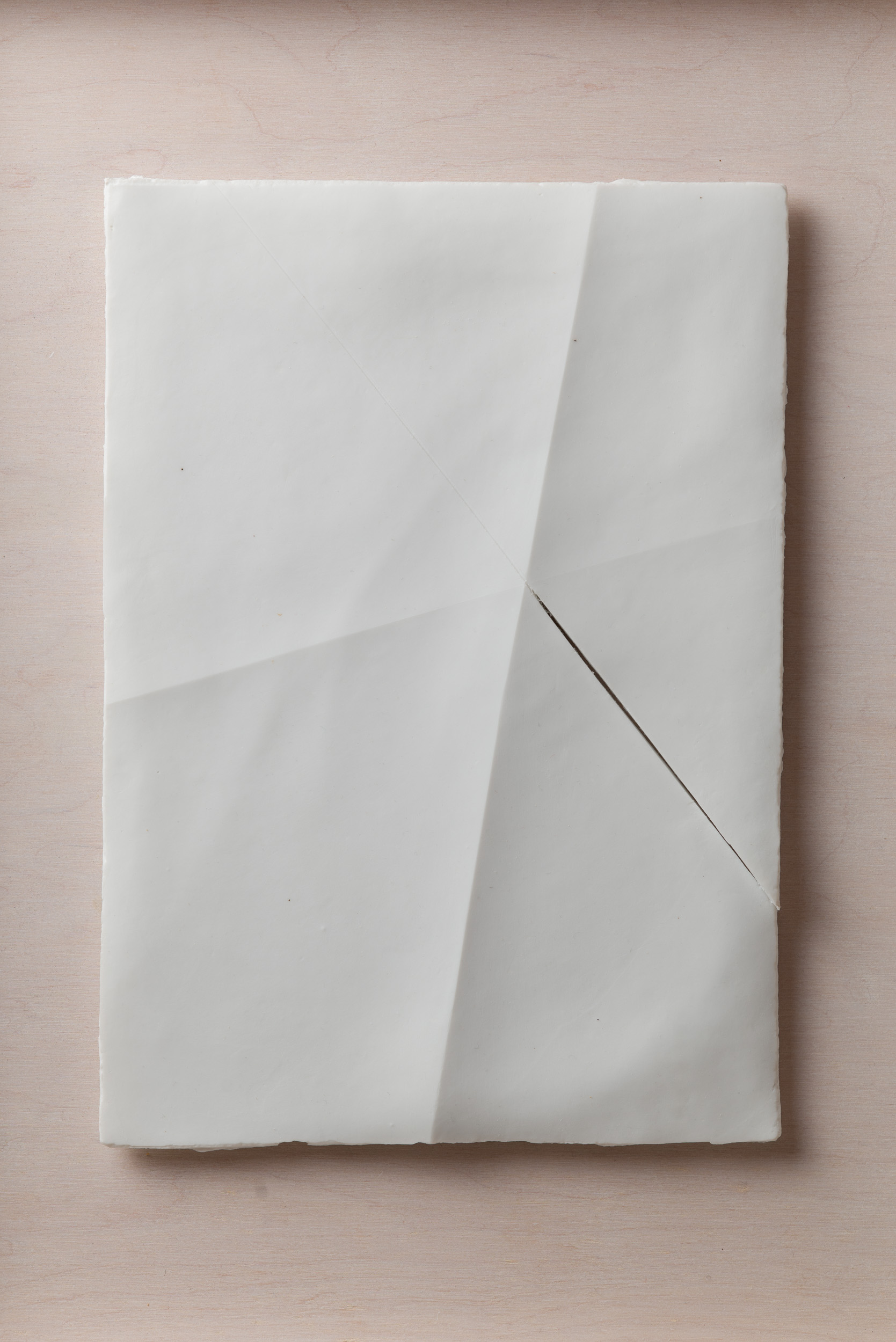 NÉMA Júlia: A4 III/III (2020) papírporcelán / paperporcelain 18 x 26 cm (31,6 x 38,6 x 3,5 cm) fotó: Czigány Ákos