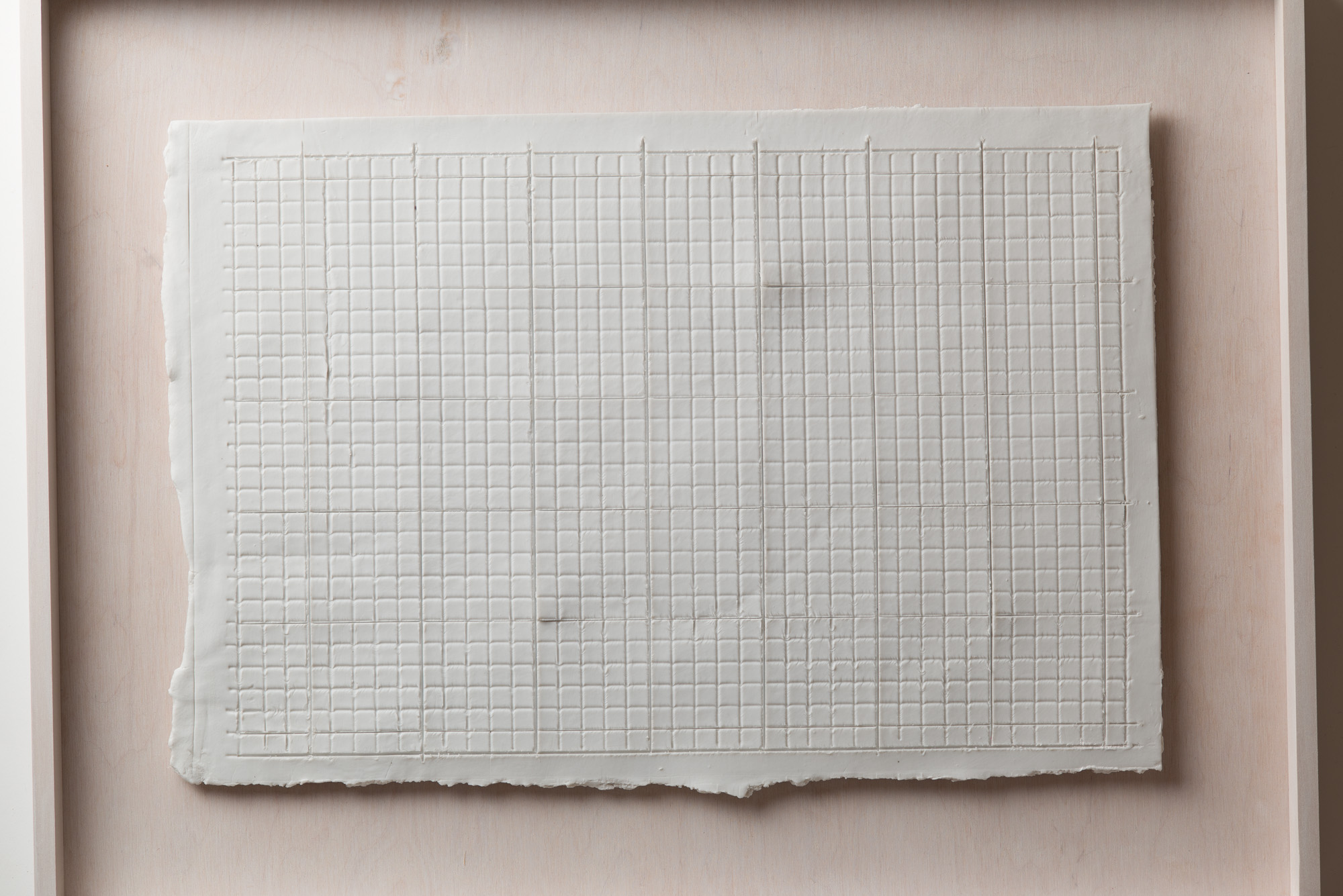 NÉMA Júlia: Beosztás I. / Disposition I. (2020) papírporcelán / paperporcelain 38 x 26 x 1 cm (49,5 x 37,5 x 3,5 cm) fotó: Czigány Ákos