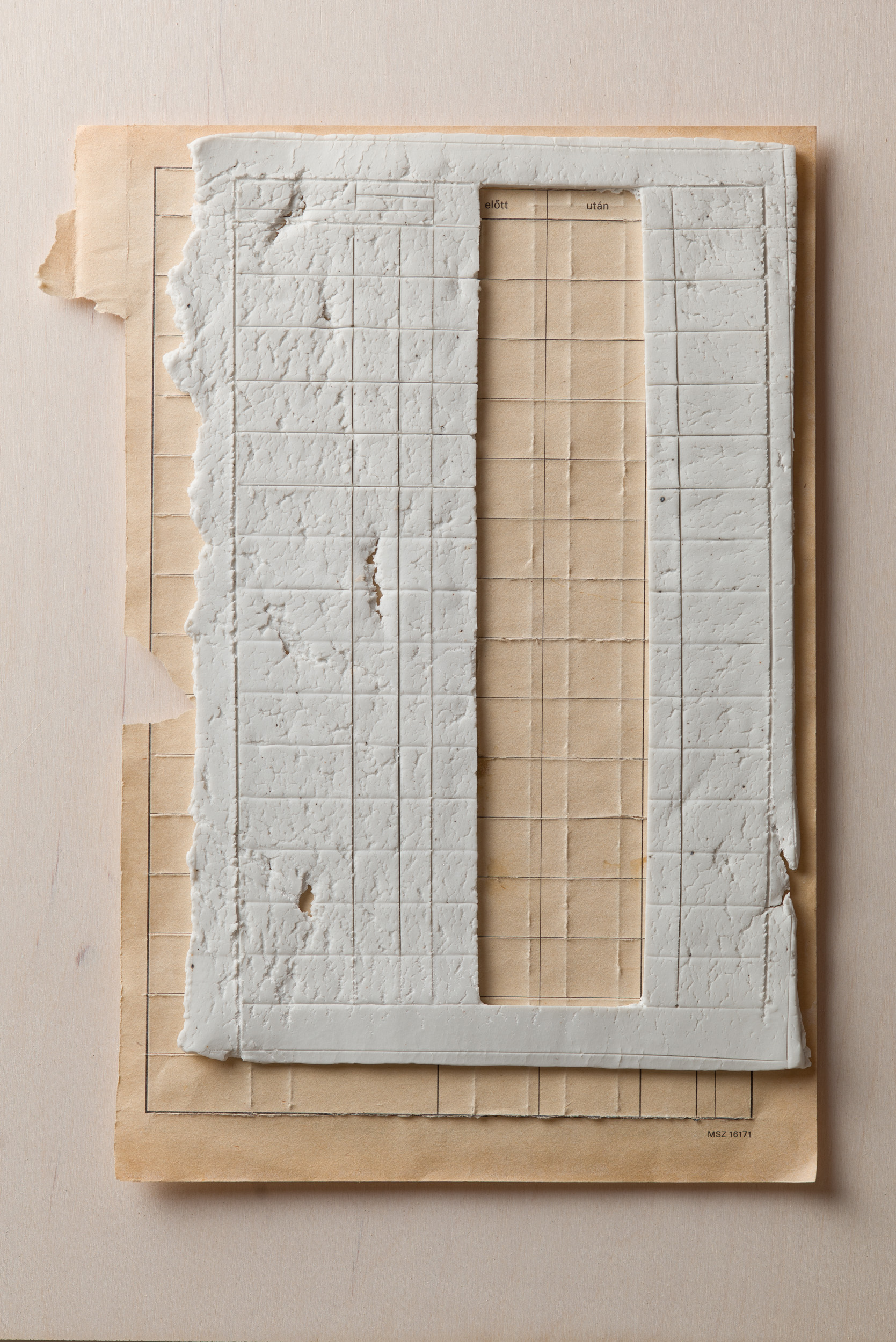 NÉMA Júlia: Előtt után / Before After (2020-2021) papírporcelán, papír / paperporcelain, paper 20 x 27,5 x 1 cm (31,5 x 39 x 4 cm) fotó: Czigány Ákos