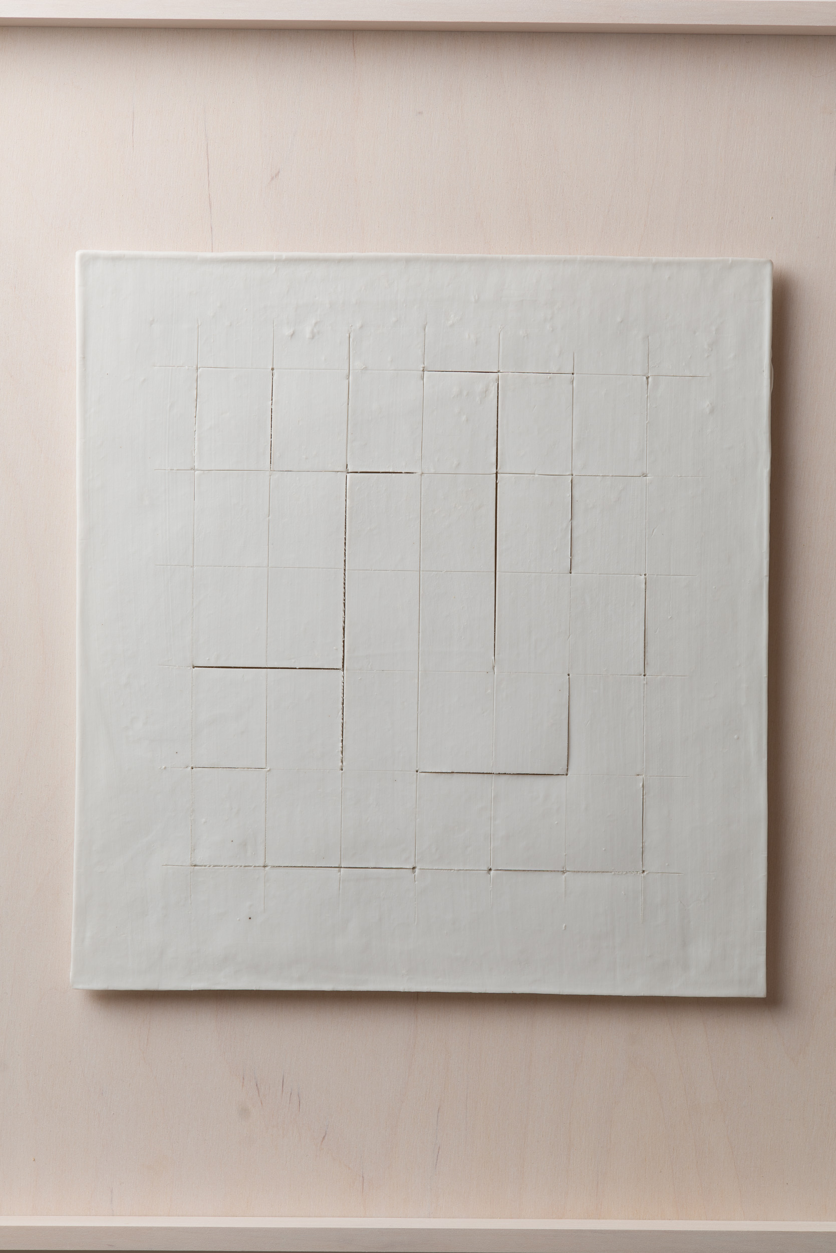 NÉMA Júlia: Konkrét fogalom / Concrete concept (2019) papírporcelán / paperporcelain 24,5 x 26 x 1 cm (42 x 43,5 x 3,5 cm) fotó: Czigány Ákos