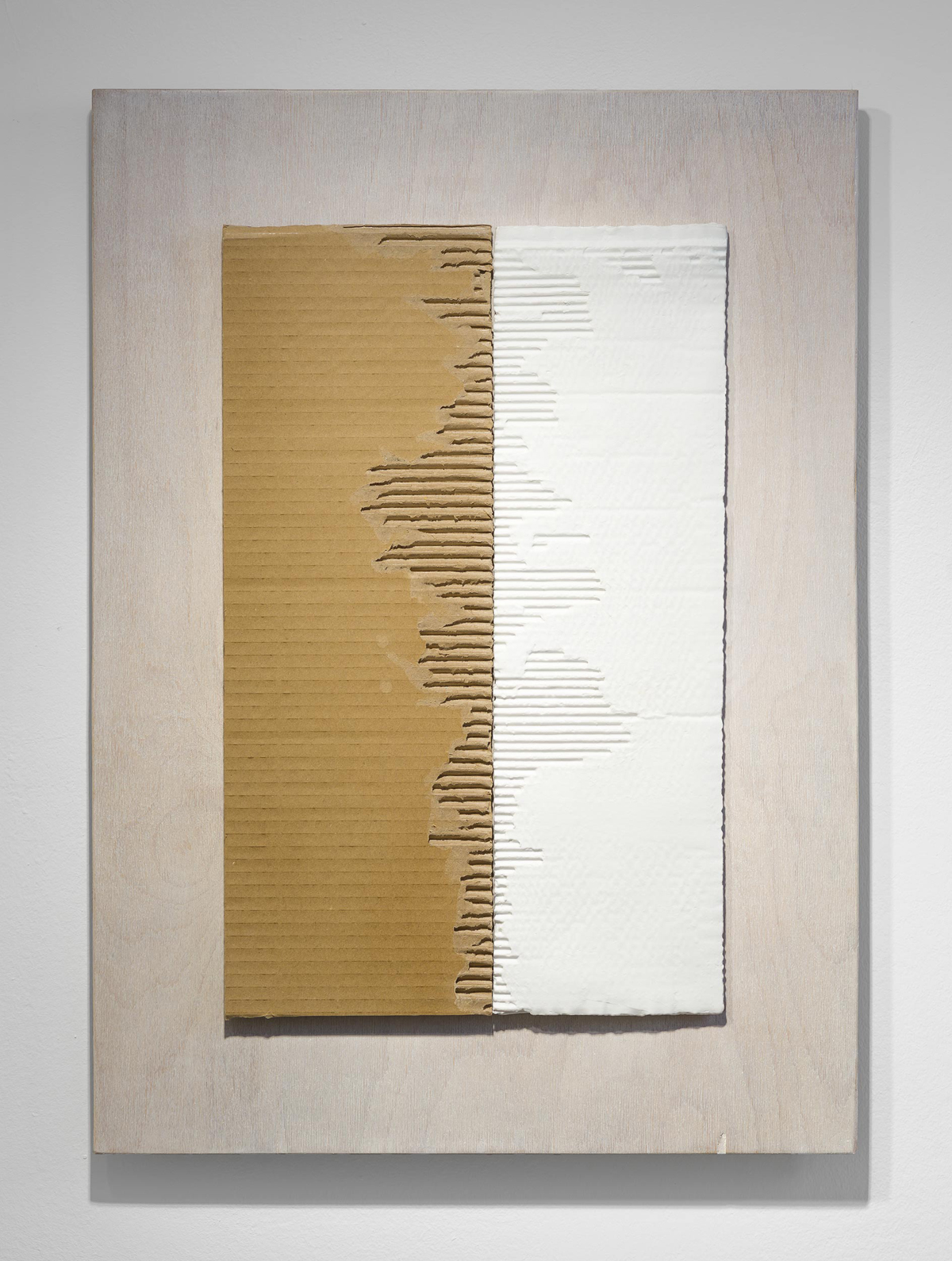 NÉMA Júlia: Tükör II. / Mirror II. (2020) papírporcelán, hullámkarton / paperporcelain, corrugated cardboard 30,5 x 49 x 1 cm (47 x 66 x 4 cm) fotó: Czigány Ákos